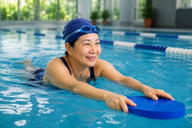 Đi bộ hay bơi lội: Lựa chọn nào phù hợp để giảm mỡ bụng sau tuổi 50?